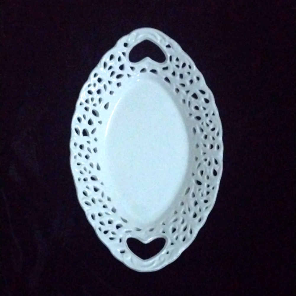 Scalloped Edge Cut Out Heart Handles Platter White D'Lusso Vintage NIB